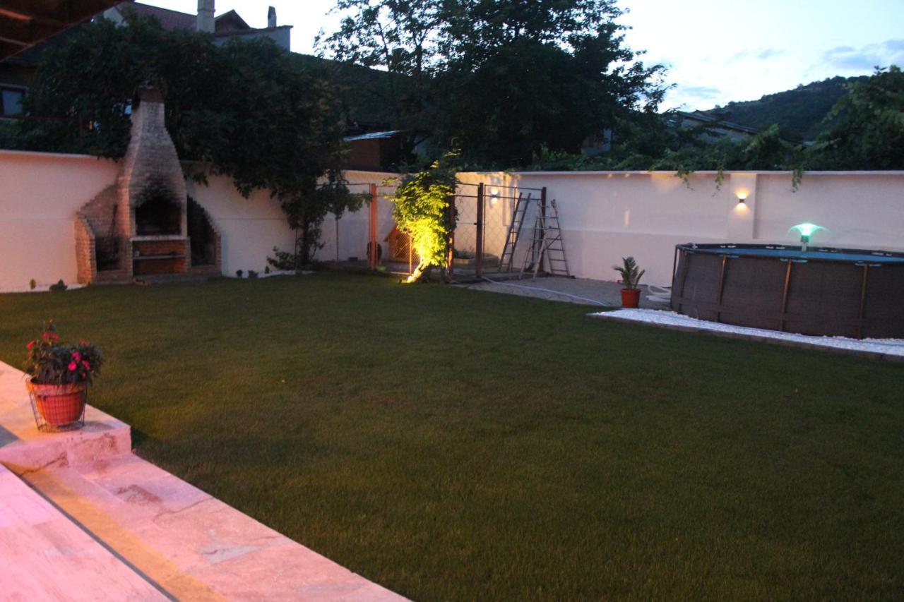 Pretty Garden Villa Orsova Luaran gambar
